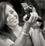 fille avec un appareil photo