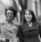 deux femmes avec une carte de crédit