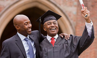 Un fils enlaçant son père d'une main tandis que celui-ci arbore fièrement son diplôme.